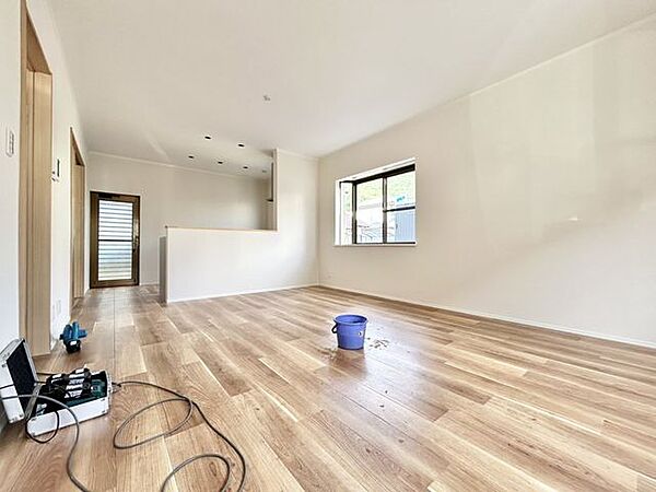 （リフォーム中写真）LDKの別角度からの写真です。