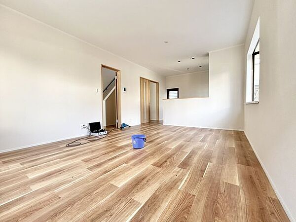 （リフォーム中写真）約16帖のLDKは壁・天井のクロスを張替え、床材の張替えを行う予定です。