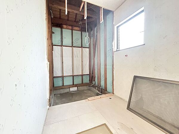 （リフォーム中写真7/26撮影）洗面台と浴槽は新品に交換する予定です。