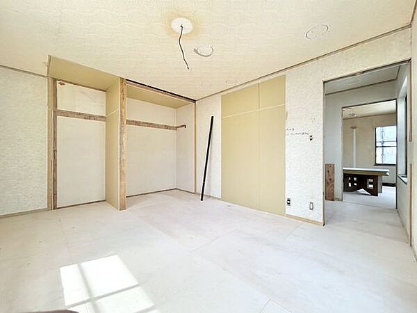 （リフォーム中写真7/26撮影）2階南西側約8.5帖洋室はクリーニングを行い、建具を新品に交換します。