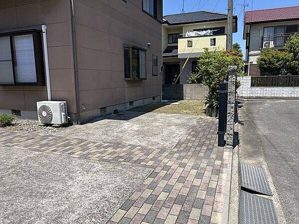 塀を一部解体し、駐車スペースを確保します。