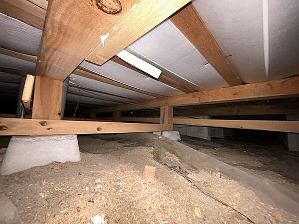 中古住宅の3大リスクである、雨漏り、主要構造部分の欠陥や腐食、給排水管の漏水や故障を2年間保証します。その前提で床下まで確認の上でリフォームし、シロアリの被害調査と防除工事もおこないます。
