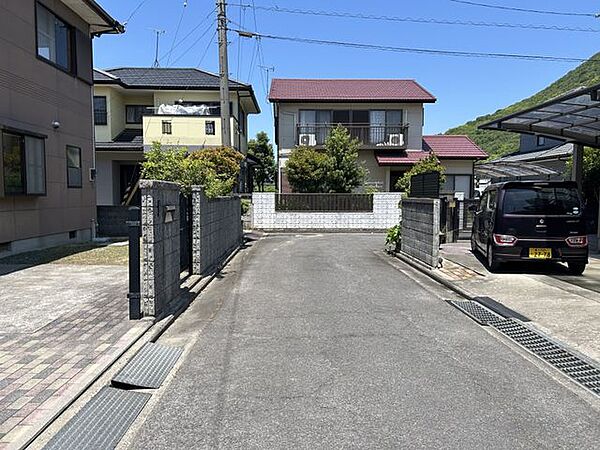 前面道路は幅員4.2ｍあります。通行量も少ないのでゆっくり駐車ができます。