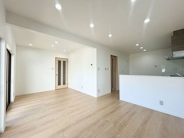 （リフォーム済み）別角度からのLDKになります。