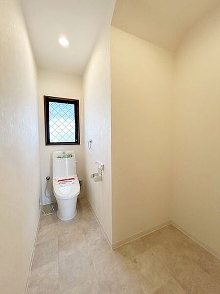 （リフォーム済み）1階トイレはトイレの新品交換、クロスの張替え、床材の張替えを行いました。