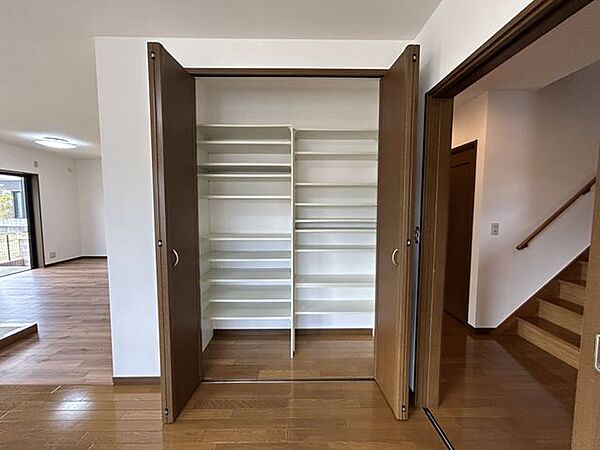 （リフォーム済み）リビングの収納はクリーニングを行いました。