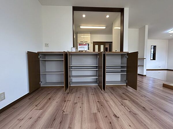 （リフォーム済み）リビングの収納はクリーニングを行いました。