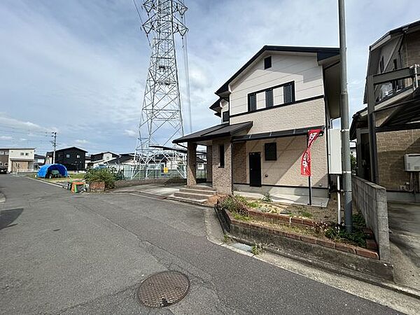 前面道路含む外観です。