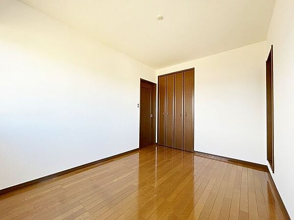 （リフォーム済み）2階南東側洋室約6帖です。クロスの張替を行いました。