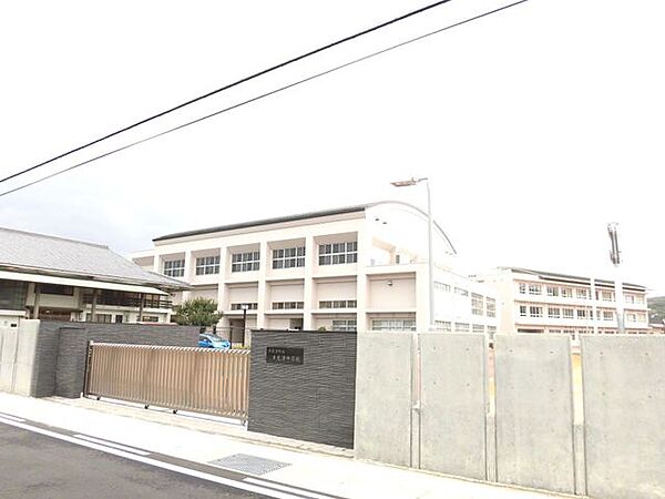 多度津町立多度津中学校迄約1100ｍ、徒歩14分です。 1080m