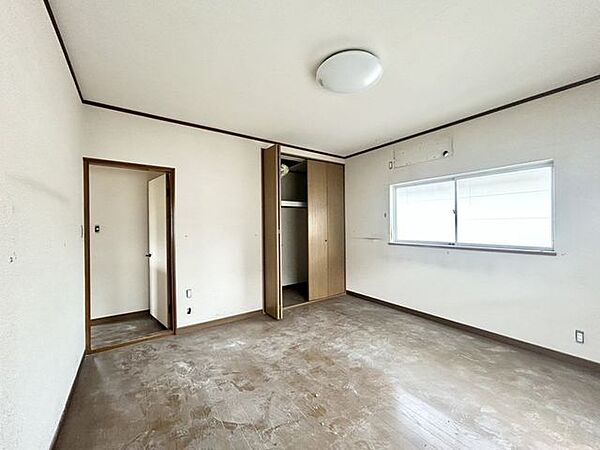 （リフォーム中写真）2階北側洋室は壁と天井はクロスを張替え、床はクッションフロアを貼る予定です。