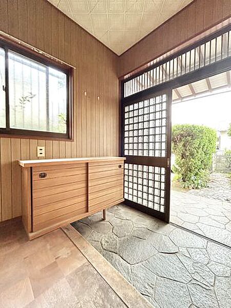 （リフォーム前写真）玄関扉は交換し、壁と天井はクロスを張替えます。シューズボックスは新品に交換します。