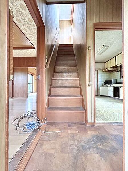 （リフォーム前写真）廊下は壁と天井のクロスを張替え、床はクッションフロアを貼る予定です。