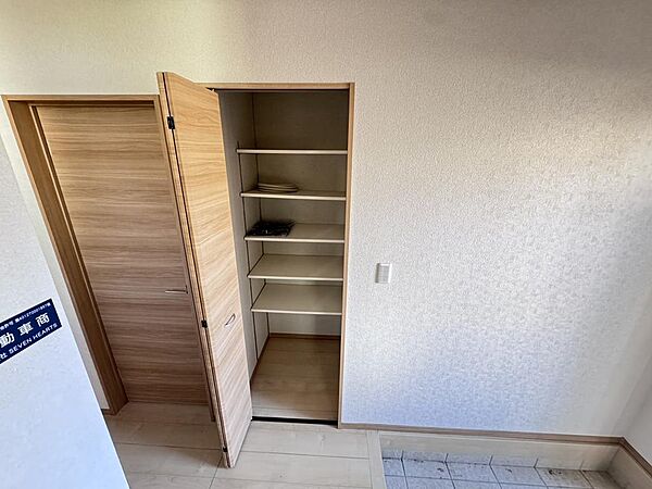 ◆玄関横に収納もしっかりありお出かけグッズや掃除用品等を収納するのにとても便利です