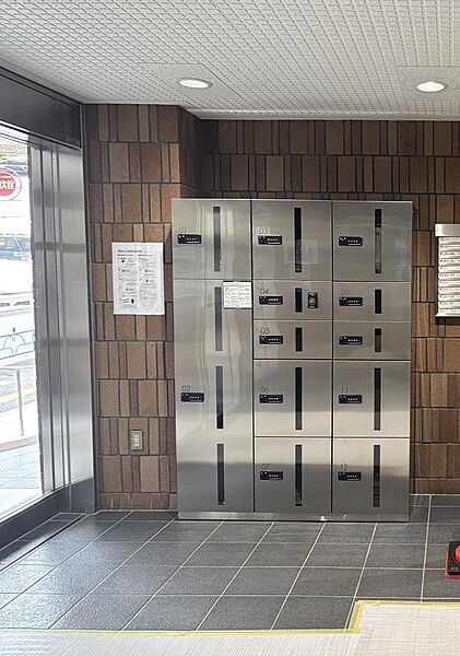 1階　エントランス　宅配BOX完備