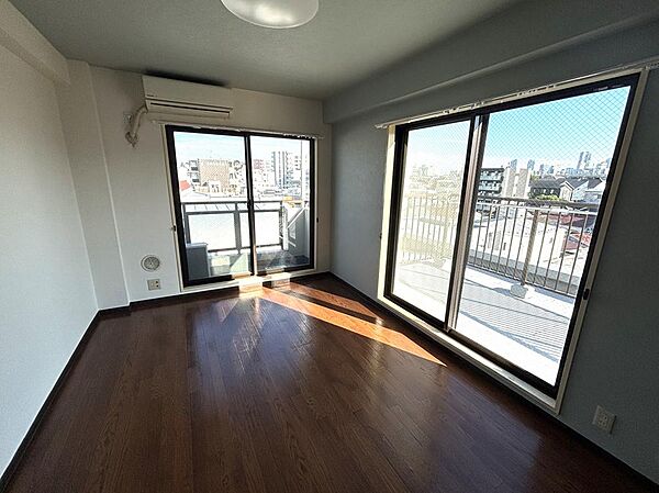 角部屋で明るいお部屋です