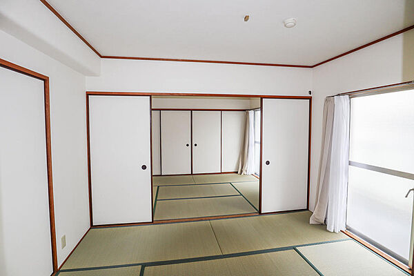 二間続きの和室は各　約６．０帖