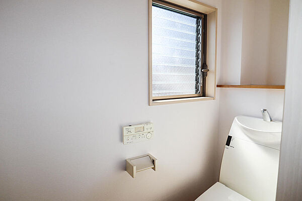 3階のトイレには窓があります。