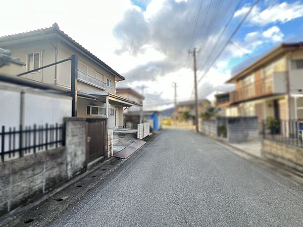 前面道路を含む外観