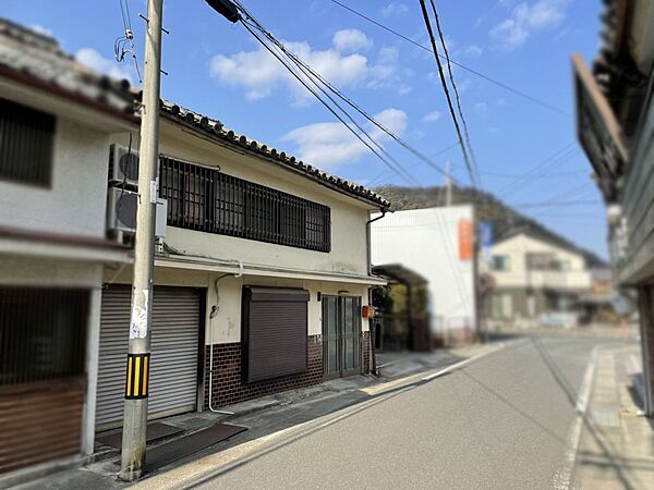 前面道路を含む外観
