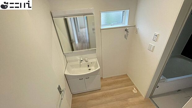 ご家族揃って身支度可能なゆとりの洗面室