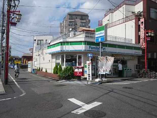 【コンビニエンスストア】ファミリーマート　田口屋西新井大師店まで916ｍ