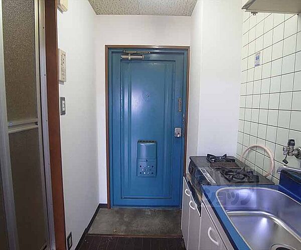 画像12:ブルーのドアが付いているステキな玄関です