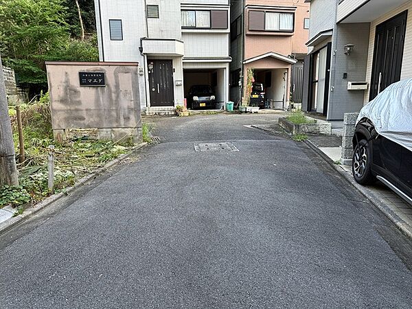 閑静な住宅街に佇む、平坦なアプローチ。周辺には緑豊かな自然が広がり、穏やかな暮らしを叶える住環境です。駐車場も確保されており、お車での移動もスムーズです。