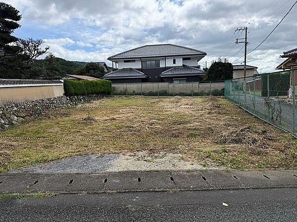 閑静な住宅街に位置する、ゆとりの広さの整形地。建築プランの自由度が高く、理想の住まいを実現できます。