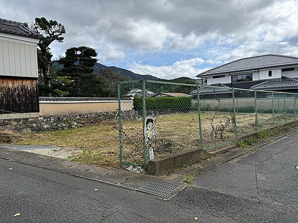 住環境が整った、閑静な住宅街の一角にある土地です。落ち着いた暮らしを叶える住まいづくりをご検討ください。