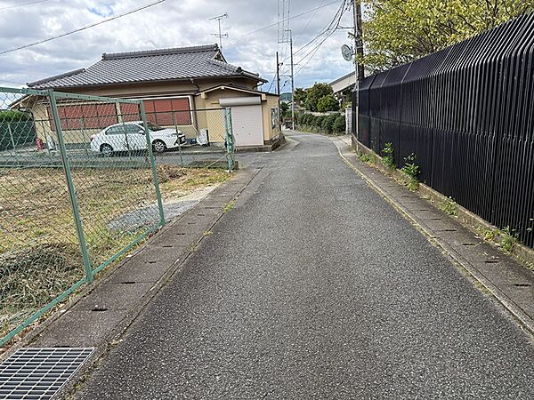 閑静な住宅街に佇む、ゆったりとした時間を過ごせる住環境。穏やかな暮らしを求める方に適した立地です。