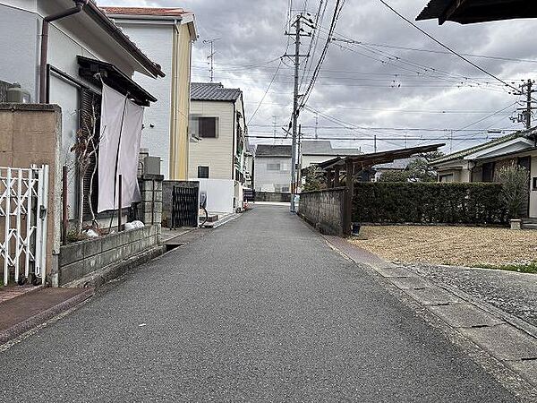 現地前面道路から南側方向を見た風景