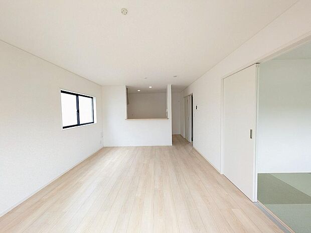 写真はイメージです。太陽の光をたっぷりと取り込める広々としたリビングで、毎日の生活も明るくなりそう。