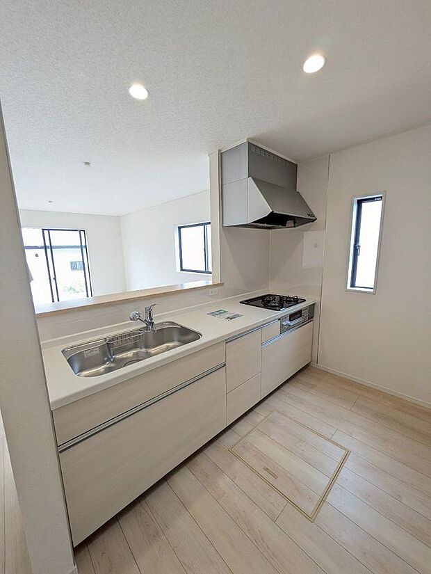 写真はイメージです。ご家族との会話が弾む対面キッチンでのお料理は楽しいですね。出来上がったお料理をカウンターからそのまま配膳できるのも良いですね。