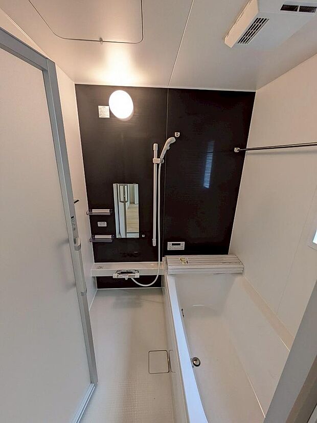 写真はイメージです。窓付きのバスルームで日差し差し込む明るい環境は、日中の入浴も気持ちよくお使いいただけます。