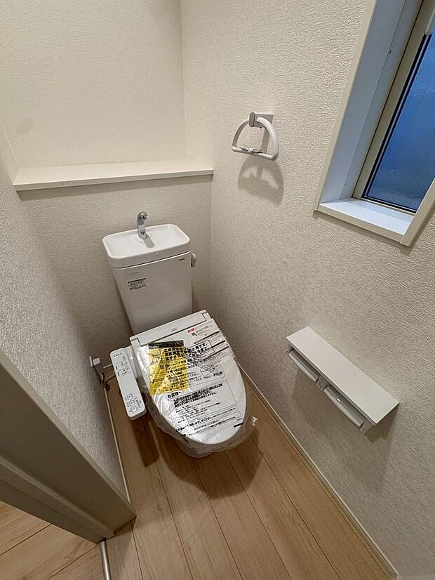 小窓付きのトイレで換気もできて衛生的です。昼間も明るく節電にもなります。