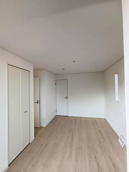 バルコニーに面した明るい寝室は風通しもよく居心地の良い空間になっております。さわやかな風を感じて目覚めの良い朝が迎えられそうです。