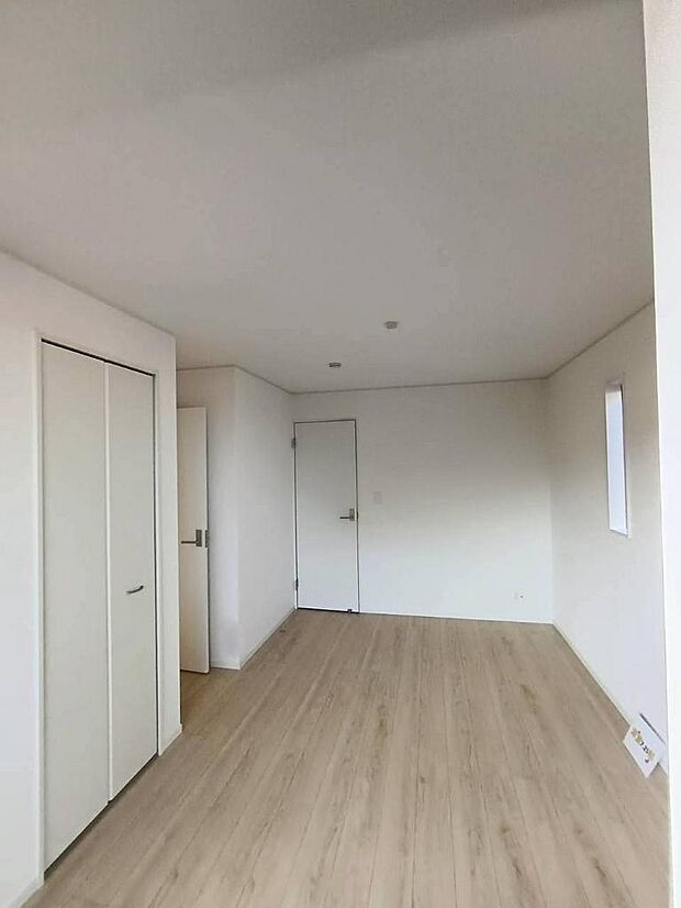 バルコニーに面した明るい寝室は風通しもよく居心地の良い空間になっております。さわやかな風を感じて目覚めの良い朝が迎えられそうです。