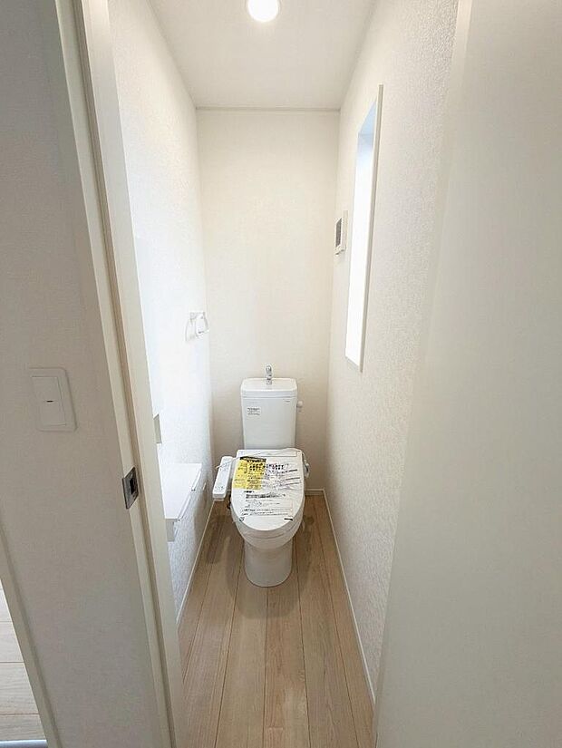 写真はイメージです。小窓付きのトイレで換気もできて衛生的です。昼間も明るく節電にもなります。