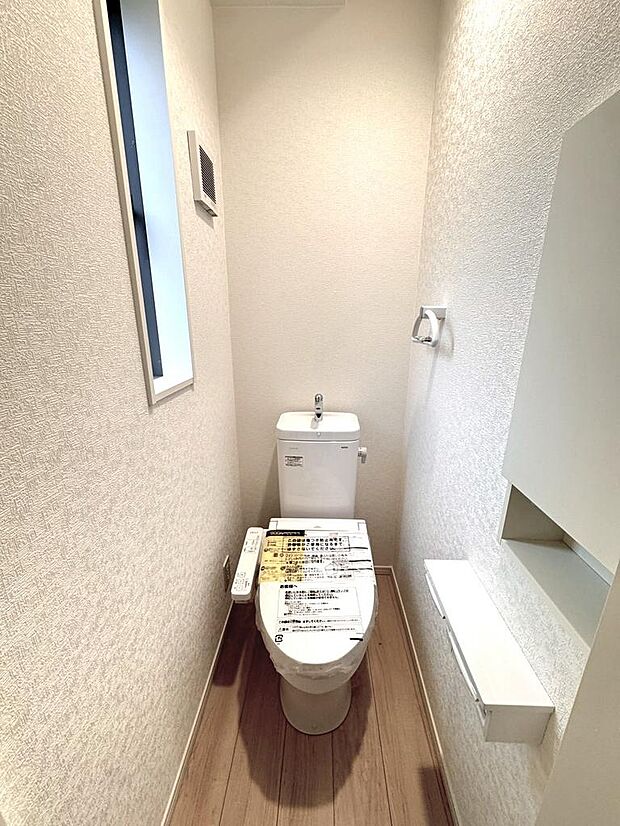 小窓付きのトイレで換気もできて衛生的です。昼間も明るく節電にもなります。