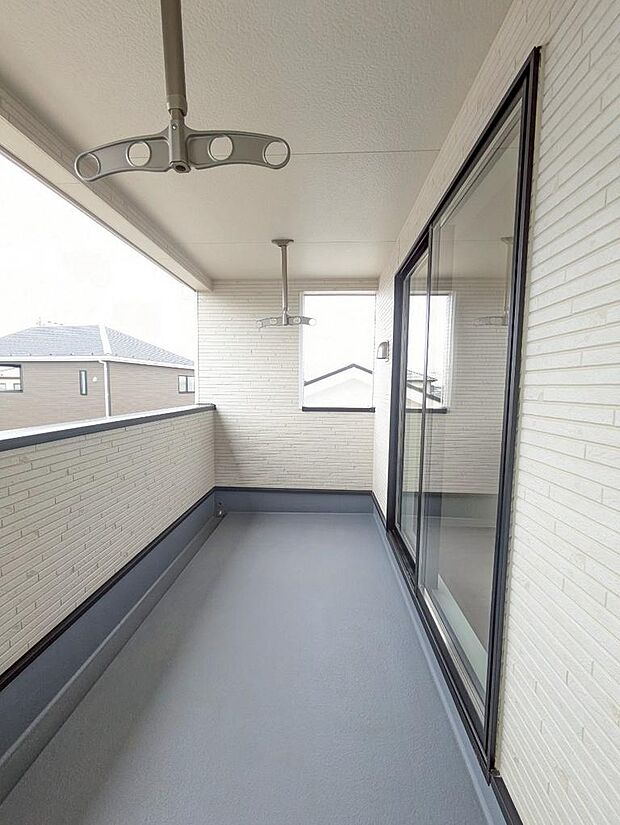 写真はイメージです。晴れた日にはたっぷりの洗濯物やお布団も干すことができる広々としたバルコニーです。