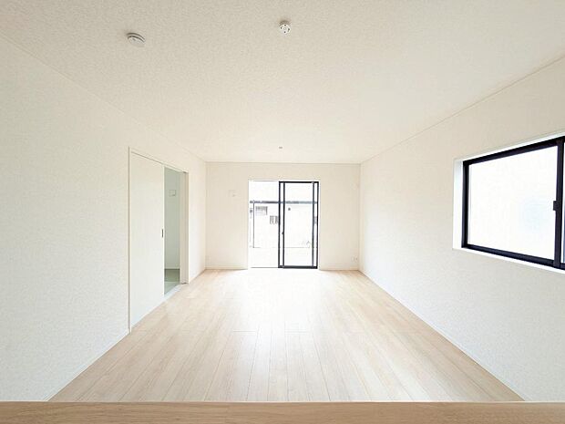 写真はイメージです。いつも明るい室内で節電にもなりそうです。