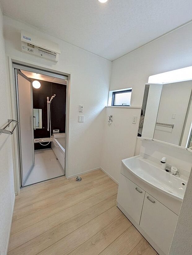 写真はイメージです。小窓から差し込む光で朝の身支度もはかどりそうです。