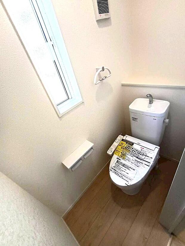 小窓付きのトイレで換気もできて衛生的です。昼間も明るく節電にもなります。