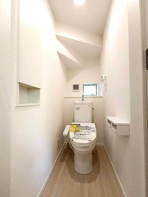 小窓付きのトイレで換気もできて衛生的です。昼間も明るく節電にもなります。
