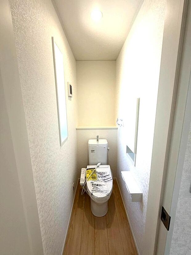 小窓付きのトイレで換気もできて衛生的です。昼間も明るく節電にもなります。