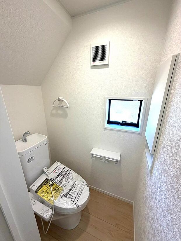 小窓付きのトイレで換気もできて衛生的です。昼間も明るく節電にもなります。