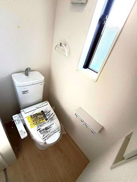 小窓付きのトイレで換気もできて衛生的です。昼間も明るく節電にもなります。