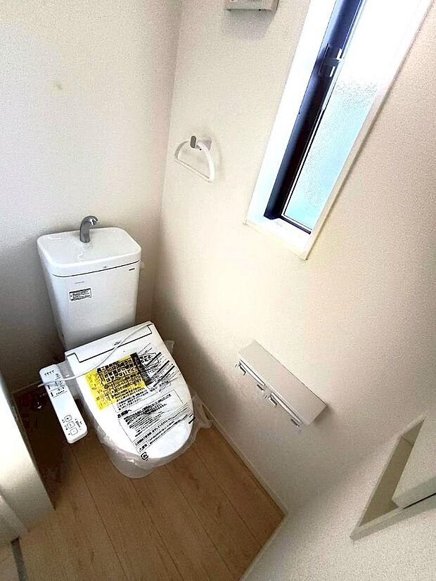 小窓付きのトイレで換気もできて衛生的です。昼間も明るく節電にもなります。