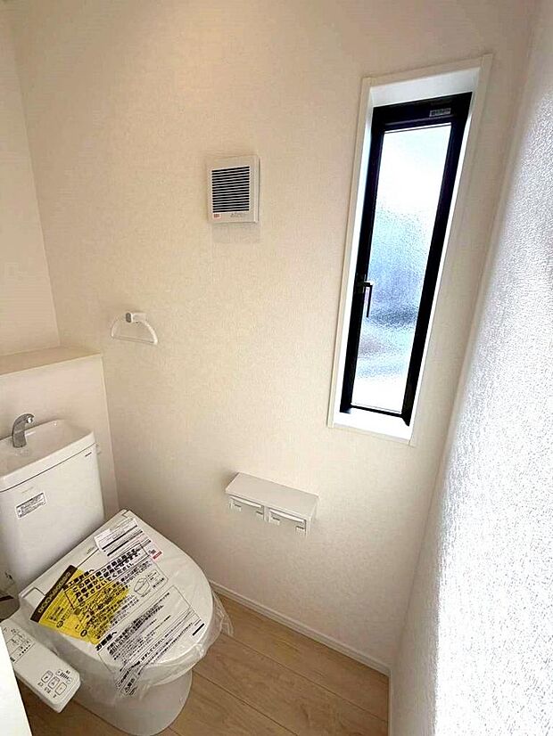 小窓付きのトイレで換気もできて衛生的です。昼間も明るく節電にもなります。
